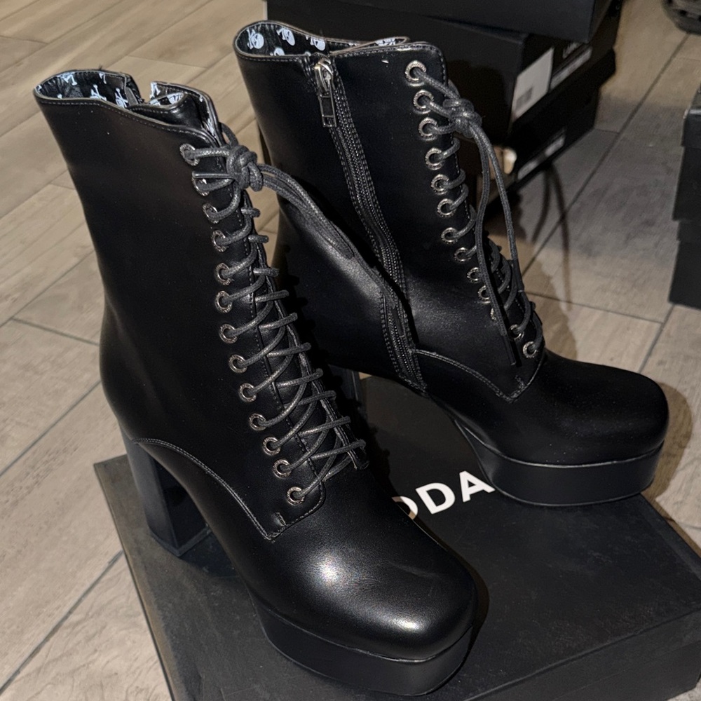 Black Lace-Up Platform Boots - Picture 4 of 6